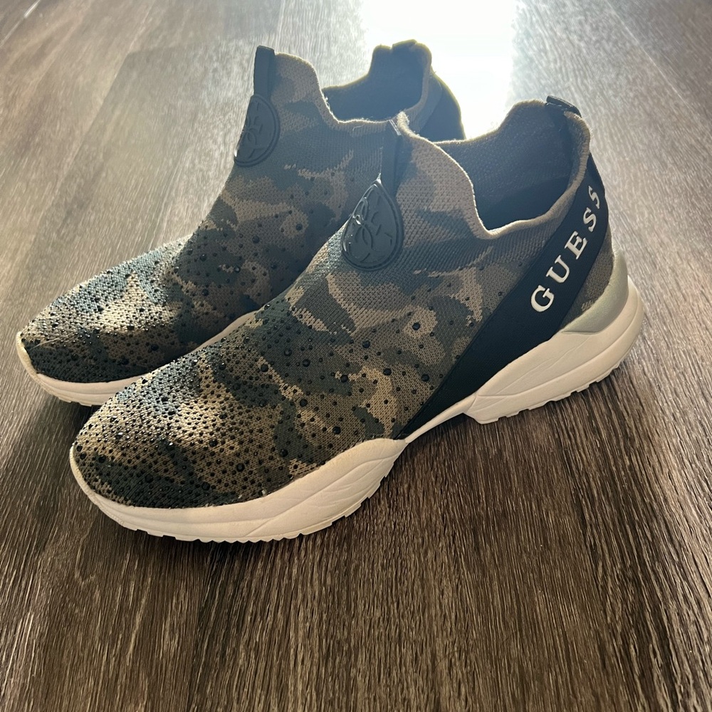 Camo Guess tennis shoes, size 7 and a half in women’s! 🤎